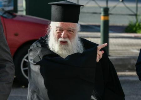 Θεοφάνεια : Αμβρόσιος και Καλαβρύτων Ιερώνυμος έριξαν τον Σταυρό στη θάλασσα – Έπεσαν πρόστιμα