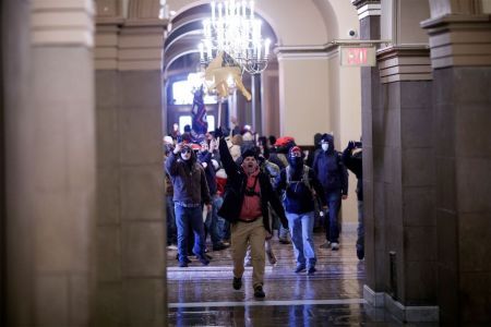 ΗΠΑ: Οπαδοί του Τραμπ εισέβαλαν στο Καπιτώλιο – Πρωτοφανείς εικόνες
