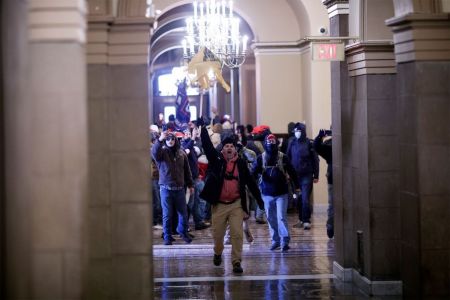 ΗΠΑ: Οπαδοί του Τραμπ εισέβαλαν στο Καπιτώλιο – Πρωτοφανείς εικόνες