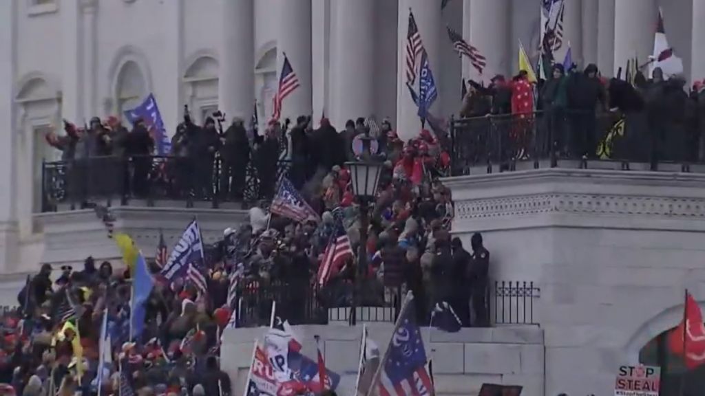ΗΠΑ: Οπαδοί του Τραμπ εισέβαλαν στο Καπιτώλιο - Ειδήσεις - νέα - Το Βήμα  Online