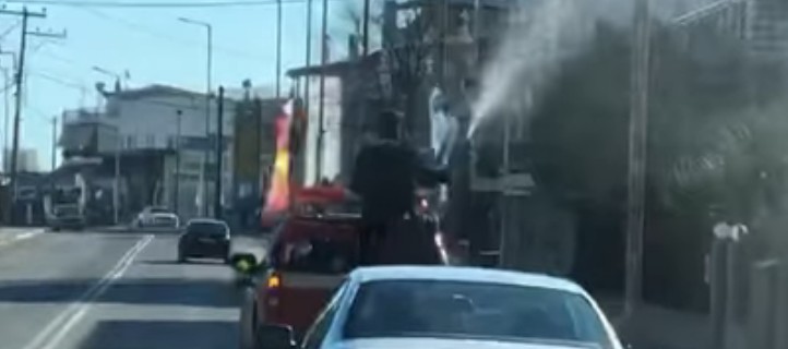 Θεοφάνια : ΕΔΕ για τον ιερέα που «αγίασε» χωριό της Λαμίας… με υδροφόρα