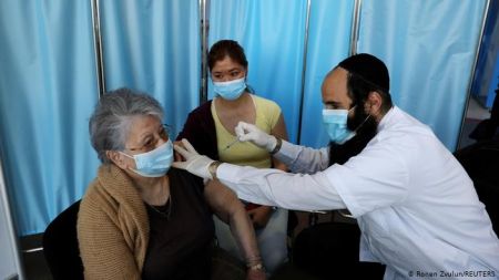 Τι κάνει καλύτερα το Ισραήλ με τους εμβολιασμούς;