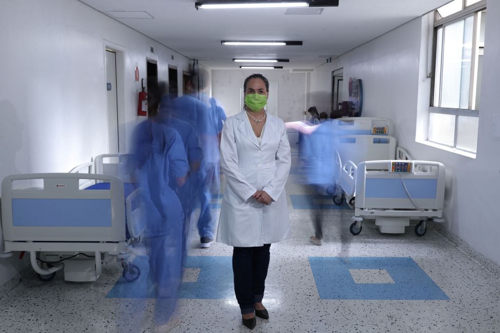 Βρετανία: Σε απελπισία οι γιατροί – «Μας ζητούν να διαλέξουμε ποιος θα ζήσει και ποιος θα πεθάνει»