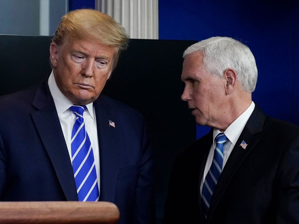 Ο Μάικ Πενς γύρισε την πλάτη στον Τραμπ