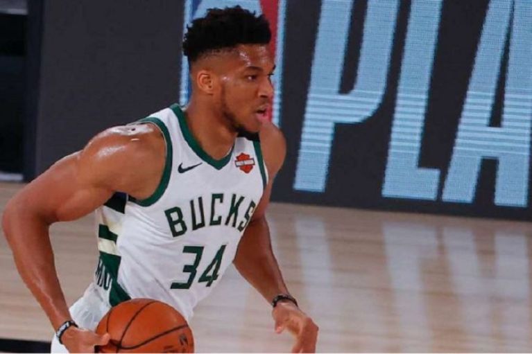 Ο Γιάννης Αντετοκούνμπο εξηγεί πώς οδηγήθηκαν οι παίκτες στην απόφαση να γονατίσουν