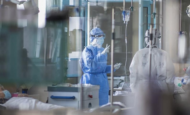 Κορωνοϊός : Εφημερίες τρόμου – Μάχη γιατρών και ασθενών για μια θέση στις ΜΕΘ