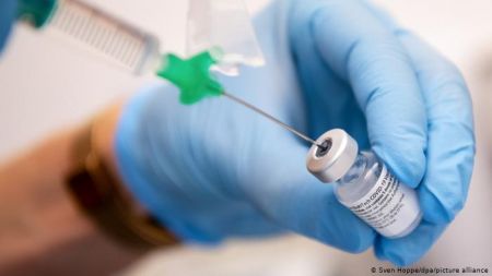 Γιατί διστάζουν γιατροί και νοσηλευτές να εμβολιαστούν;
