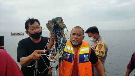 Αεροπορική τραγωδία στην Τζακάρτα με 62 επιβάτες – «Βούτηξε» 10.000 πόδια σε 1 λεπτό