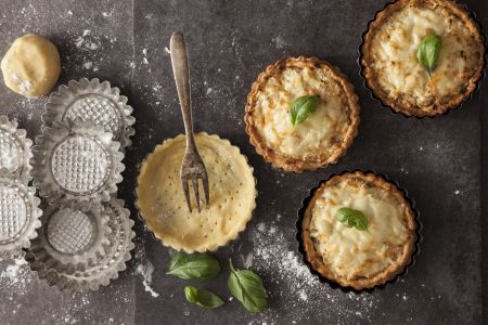 Τάρτα με ωμό κουνουπίδι και γραβιέρα Κρήτης