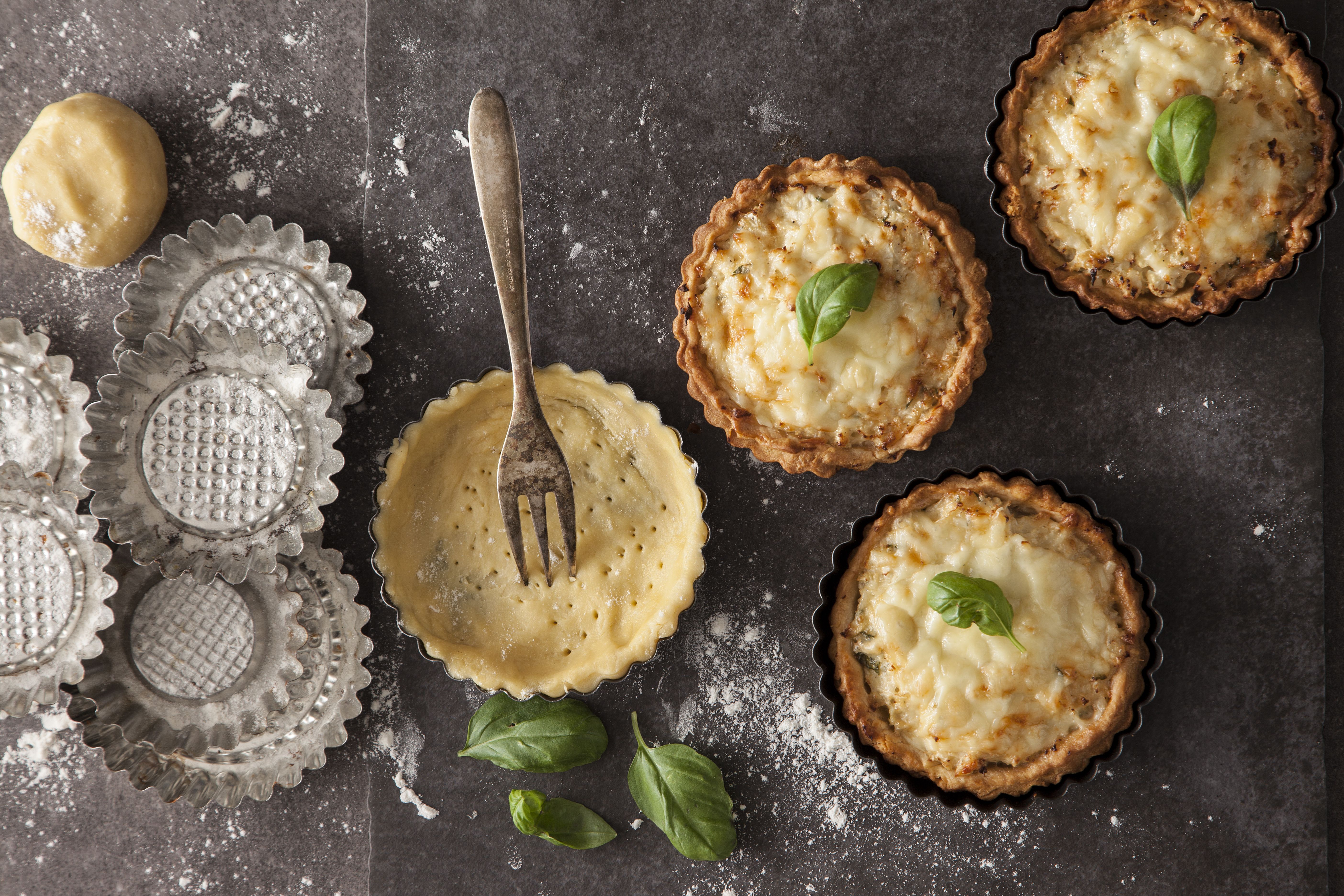 Τάρτα με ωμό κουνουπίδι και γραβιέρα Κρήτης