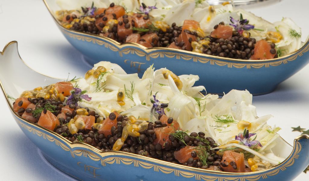 Καπνιστός σολομός με μαύρες φακές Δομοκού και passion fruit