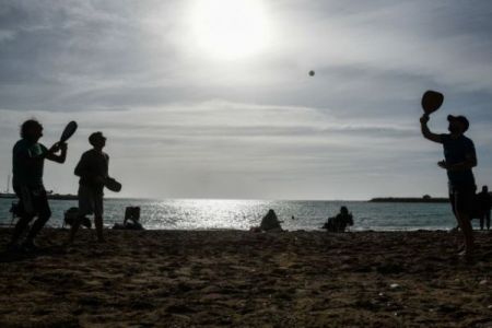 Κορωνοϊός : Το Reuters σχολιάζει την εξόρμηση των Ελλήνων στις παραλίες