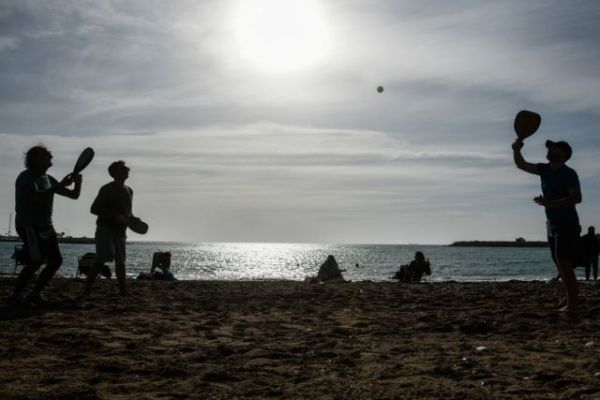 Κορωνοϊός : Το Reuters σχολιάζει την εξόρμηση των Ελλήνων στις παραλίες | tovima.gr