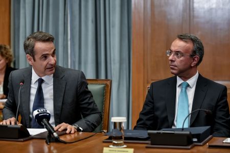 Το βαρύ φορτίο του οικονομικού επιτελείου