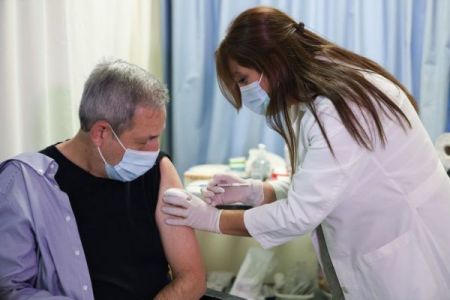 Κορωνοϊός : Ανεβάζει ταχύτητα για τους εμβολιασμούς η Ελλάδα – Πάνω από 40.000 όσοι έχουν λάβει την πρώτη δόση