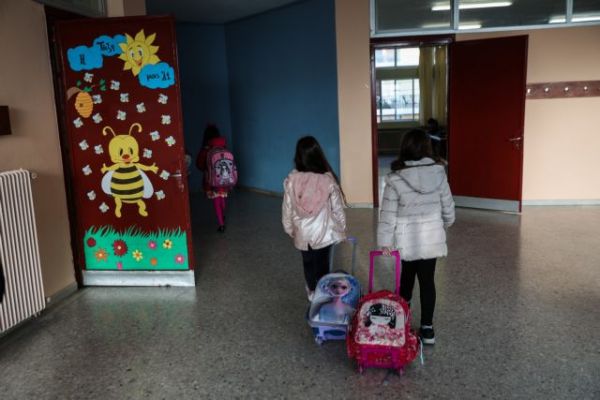 Άνοιγμα σχολείων : Ενθουσιασμός και τήρηση των μέτρων προστασίας στο πρώτο κουδούνι [εικόνες] | tovima.gr