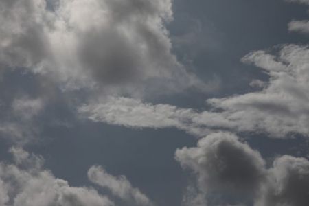 Καιρός : Νεφώσεις και υψηλές για την εποχή θερμοκρασίες