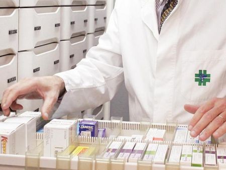 Διαμαρτυρία φαρμακοποιών: Προσβλητικός ο αποκλεισμός μας από τους εμβολιασμούς