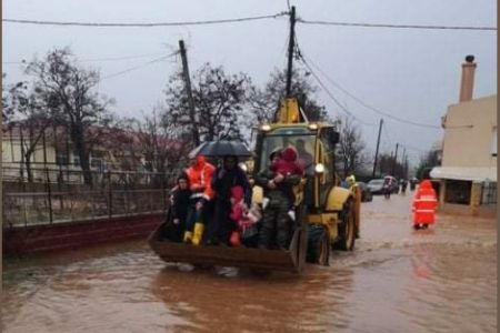 Έβρος: Πολλά τα προβλήματα από τις έντονες βροχοπτώσεις – Με μπουλντόζα απεγκλωβίστηκαν μαθητές
