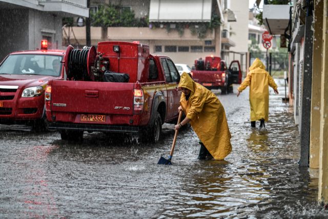 Αγχίαλος : Πλημμύρες από τη δυνατή νεροποντή – Εγκλωβισμένοι άνθρωποι σε αυτοκίνητο