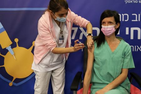 Εμβόλια : Τι δείχνει ο πρώτος απολογισμός – Το πολυπόθητο τείχος ανοσίας και ο κίνδυνος από τα νέα στελέχη
