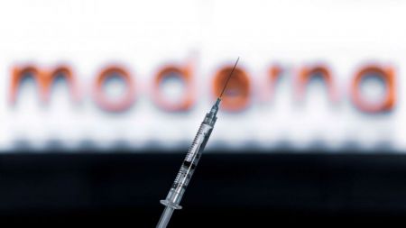 Εμβόλιο Μoderna : Εφτασαν στην Ελλάδα οι πρώτες 8.000 δόσεις