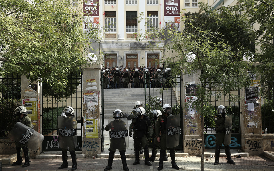 ΑΕΙ: Έρχεται πανεπιστημιακή αστυνομία και ελεγχόμενη είσοδος – Αντιδράσεις από την Αντιπολίτευση