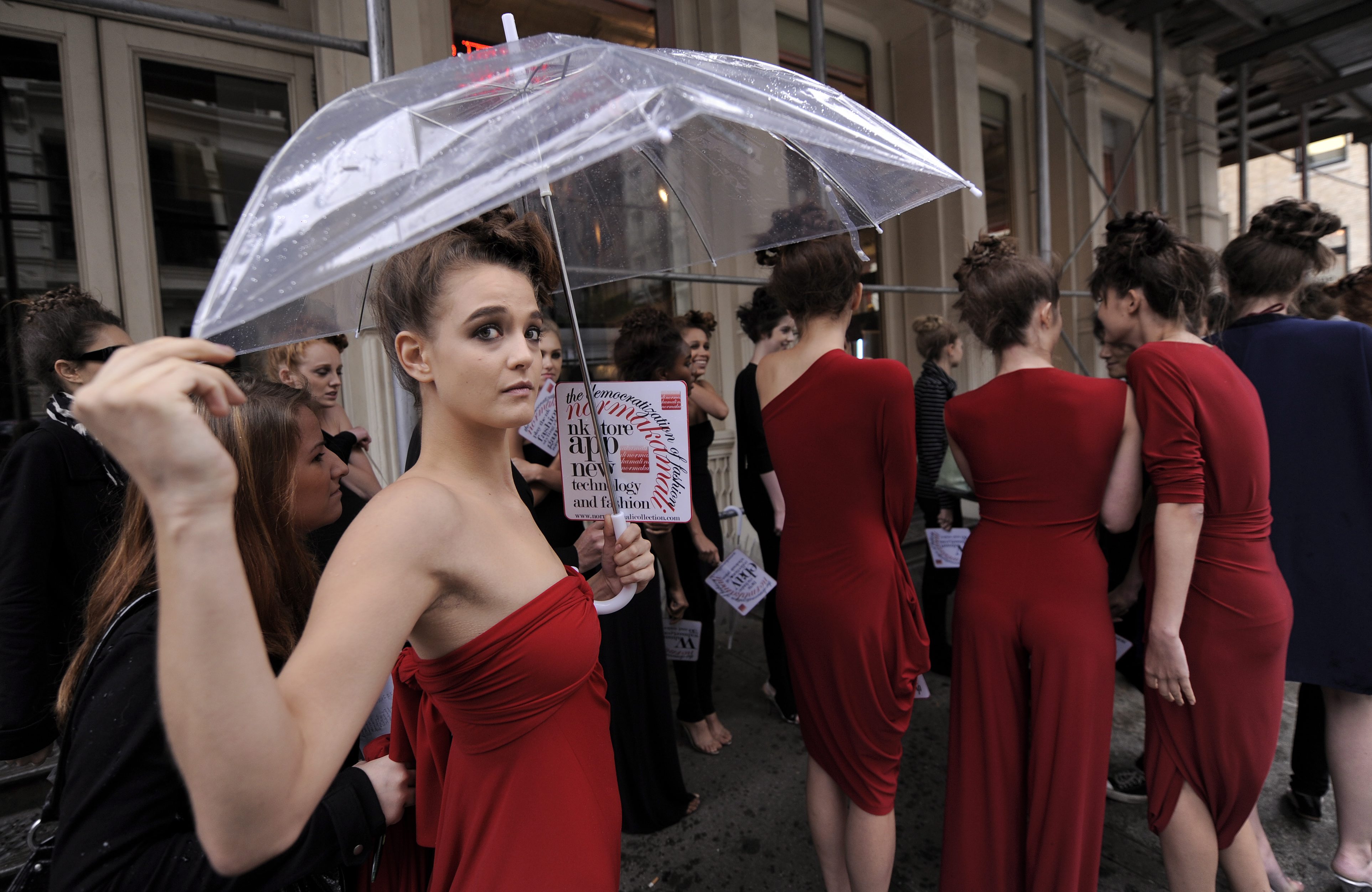 Norma Kamali: Σταθερά πρωταγωνίστρια στη μόδα