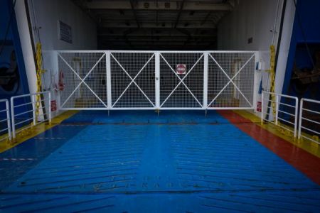 Σαντορίνη: Προσέκρουσε στο λιμάνι του Αθηνιού το πλοίο «Πρέβελης»