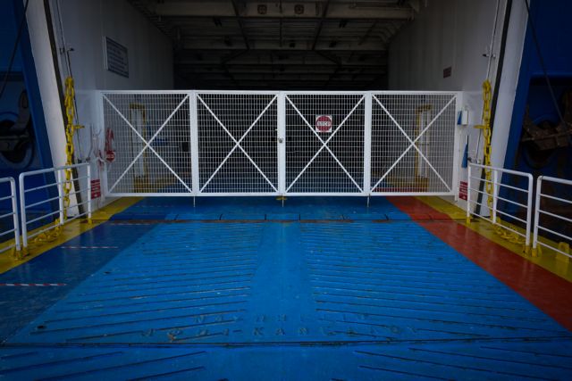 Σαντορίνη: Προσέκρουσε στο λιμάνι του Αθηνιού το πλοίο «Πρέβελης»