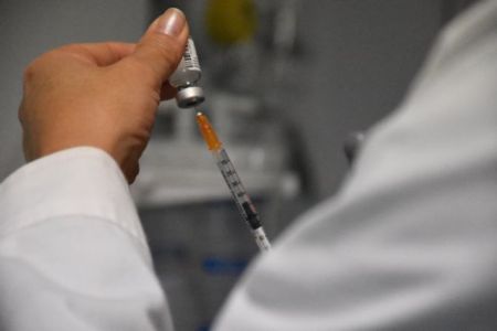 Τι συμβαίνει με τους 23 θανάτους εμβολιασθέντων στη Νορβηγία – Ο Μόσιαλος εξηγεί