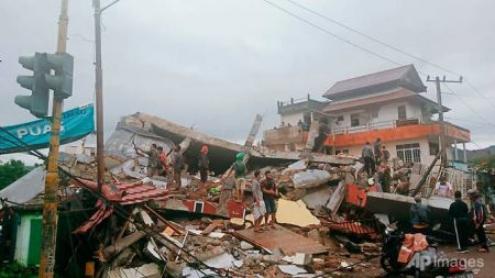 Ινδονησία : Tραγωδία από τον σεισμό των 6,2 Ρίχτερ : Πολλοί νεκροί, εκατοντάδες τραυματίες και παγιδευμένοι