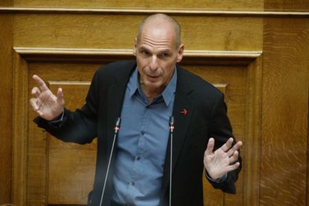 Βαρουφάκης : Κυβερνητικό φιάσκο με τα εμβόλια