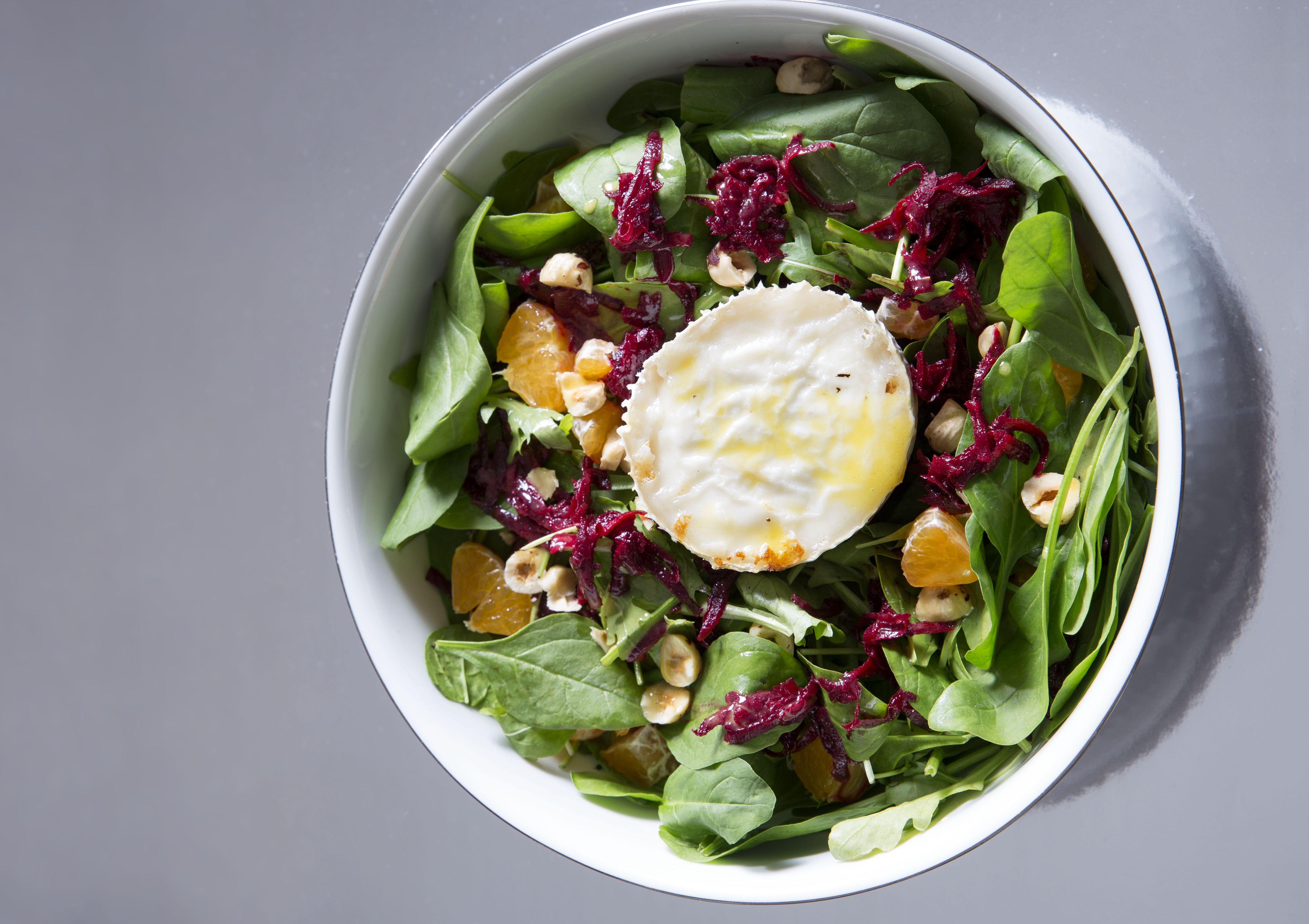 Σαλάτα με σπανάκι, παντζάρι και τυρί σεβρ