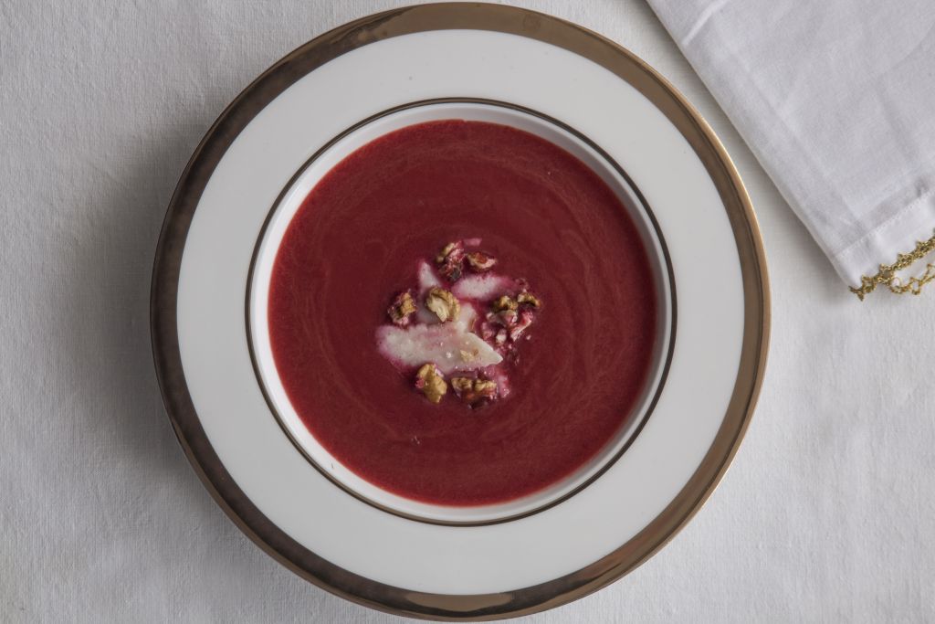 Σούπα με παντζάρι, καρύδια και παρμεζάνα