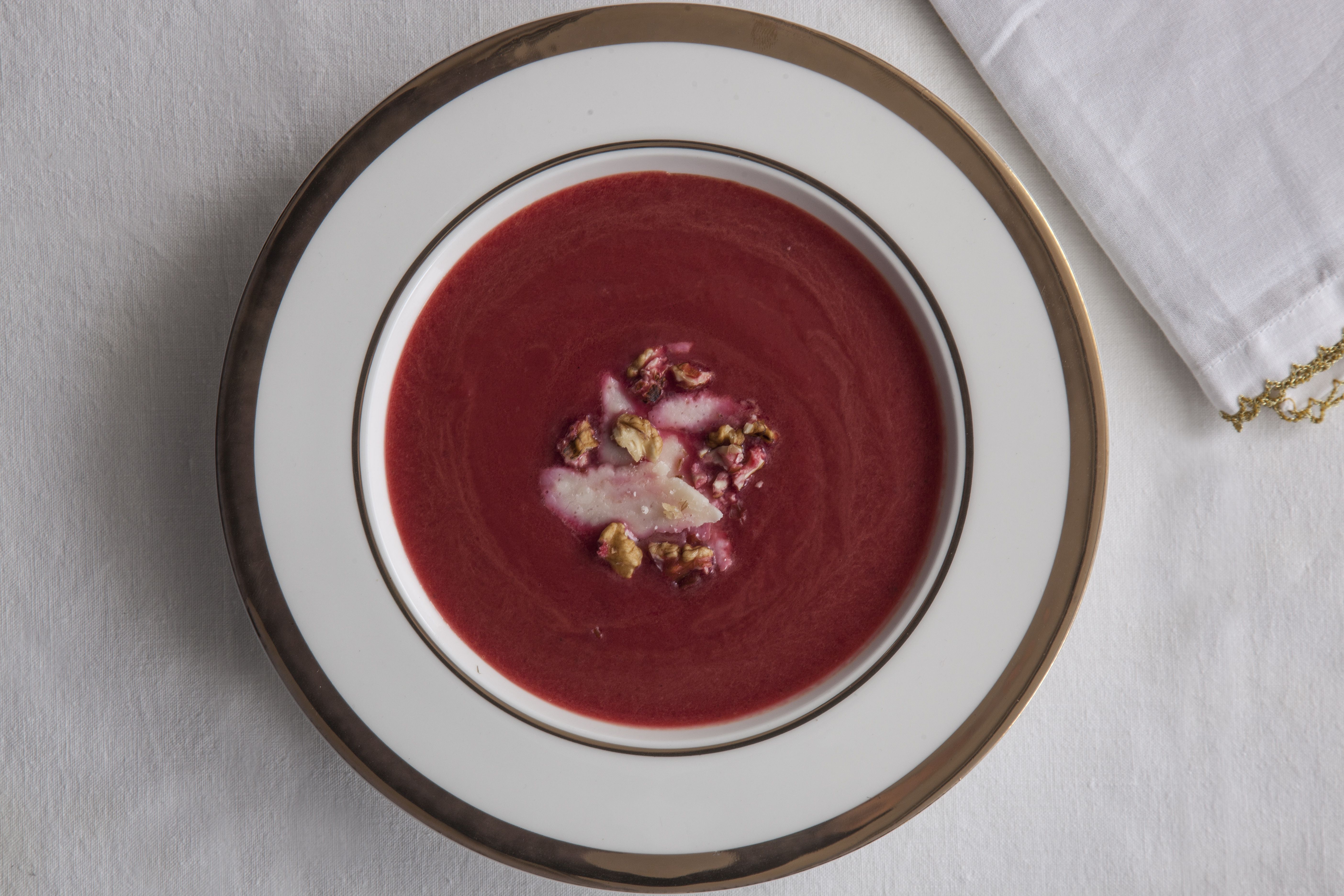 Σούπα με παντζάρι, καρύδια και παρμεζάνα