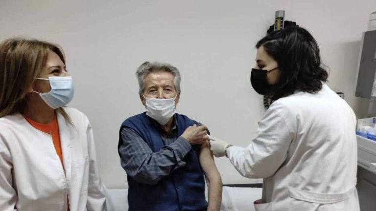 Κορωνοϊός : Αψηφώντας το κρύο και το χιόνι, 91χρονος εμβολιάστηκε πρώτος στη Βέροια | tovima.gr