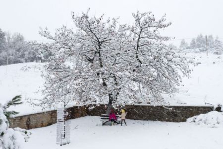 «Λέανδρος» : Ντύθηκε στα λευκά όλη η χώρα – Χιόνια και στην Αττική
