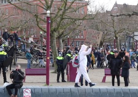 Ολλανδία: Χιλιάδες διαδηλωτές στο Αμστερνταμ χωρίς μάσκες και αποστάσεις