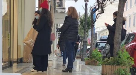 Λιανεμπόριο : Ουρές από τους καταναλωτές με το άνοιγμα των καταστημάτων (εικόνες)