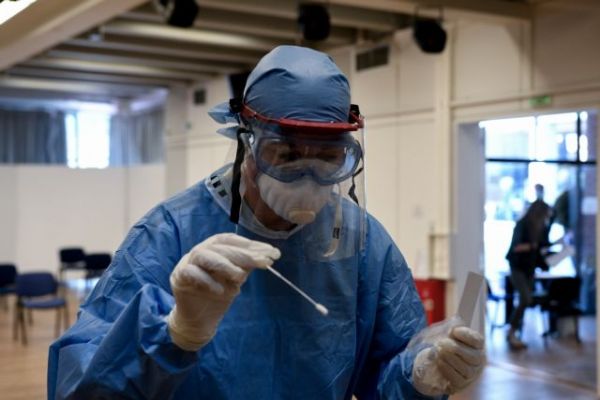 Κορωνοϊός : Ανησυχία ειδικών – Οι «κόκκινες» περιοχές και η πίεση στο ΕΣΥ