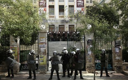 Χρυσοχοΐδης : Οι αστυνομικοί στα Πανεπιστήμια δεν θα φέρουν όπλα – Θα έχουν γκλοπ και χειροπέδες