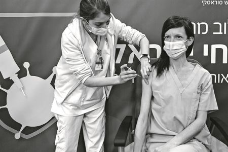 Τα εμβόλια ανοίγουντον δρόμο προς την κανονικότητα