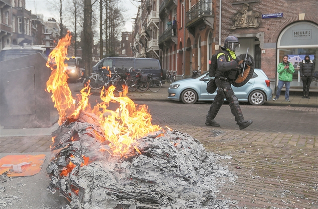 Ο ιός του νέου εξτρεμισμού και η «διεθνής των αρνητών»