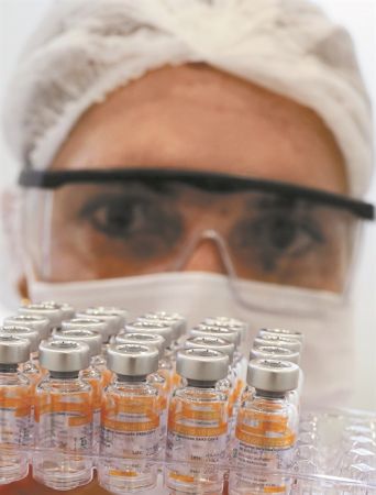 Πόλεμος για την παραγωγή εμβολίων, ανησυχία για τις μεταλλάξεις