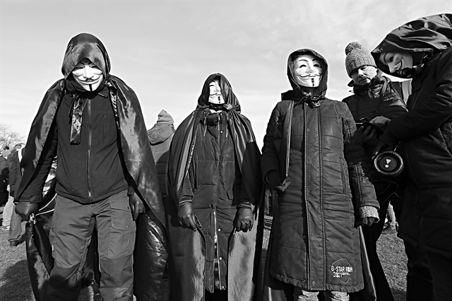 Από την πανδημία ή από τον εαυτό τους κινδυνεύουν οι δημοκρατίες;