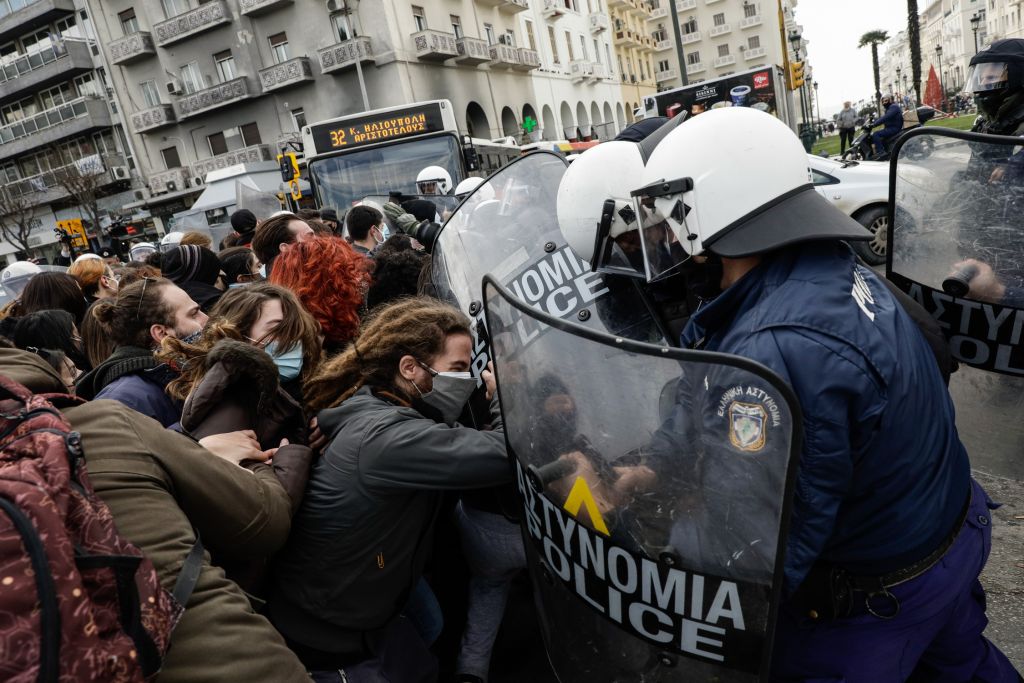 Θεσσαλονίκη : Επεισόδια και προσαγωγές στο εκπαιδευτικό συλλαλητήριο – Νέο σχέδιο της αστυνομίας για τις διαδηλώσεις