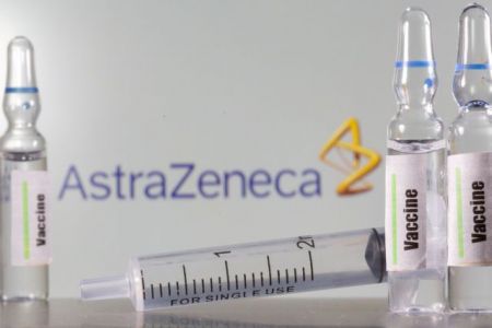 AstraZeneca: Παραδέχεται ότι θα παραδώσει λιγότερες δόσεις εμβολίου στην ΕΕ
