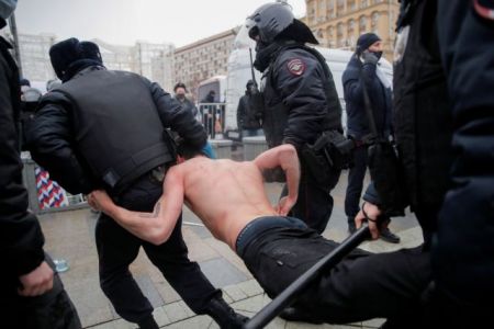 Καταγγέλλει τη δυσανάλογη χρήση βίας στις διαδηλώσεις υπερ Ναβάλνι η ΕΕ