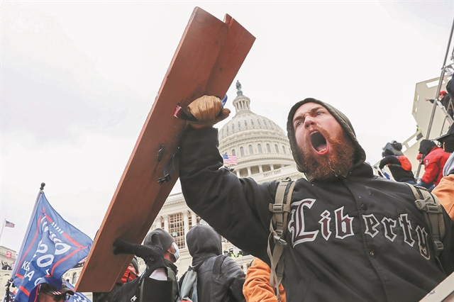 Κλυδωνισμοί στη δυτική δημοκρατία